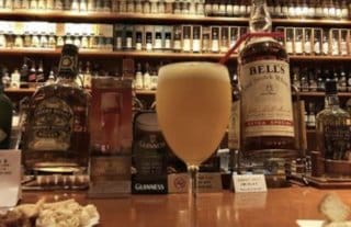 Aika(アイカ)の店内と提供された飲み物画像を食べログから引用