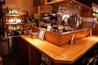 無国籍料理とお酒 TONAKAI (トナカイ)公式ページから引用した店内写真