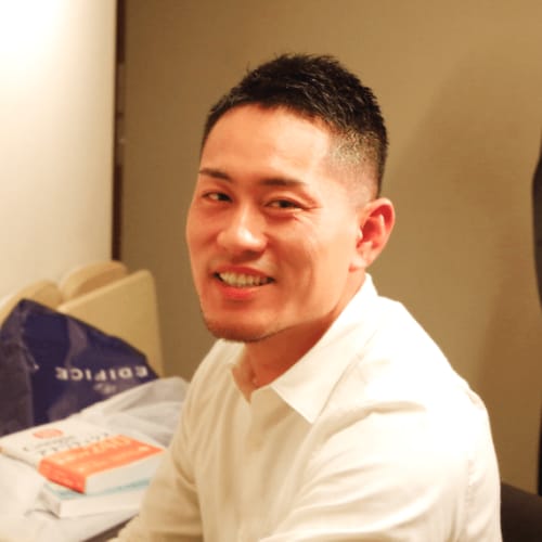 東カレデートの審査をリベンジするために撮影した、マッチアップ編集部古澤さんの爽やかな笑顔の写真